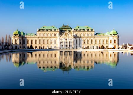 Barockschloss Belvedere ist ein historischer Gebäudekomplex in Wien, Österreich, bestehend aus zwei Barockpalästen mit Garten dazwischen Stockfoto