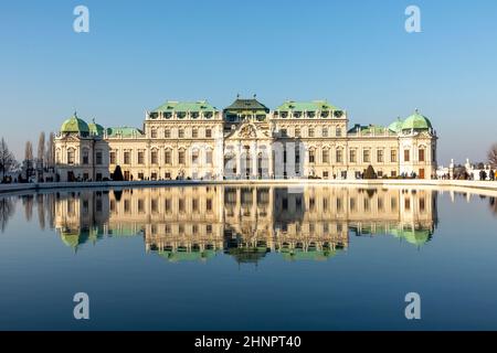 Barockschloss Belvedere ist ein historischer Gebäudekomplex in Wien, Österreich, bestehend aus zwei Barockpalästen mit Garten dazwischen Stockfoto