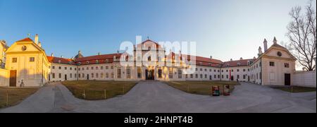 Barockschloss Belvedere ist ein historischer Gebäudekomplex in Wien, Österreich, bestehend aus zwei Barockpalästen mit Garten dazwischen Stockfoto