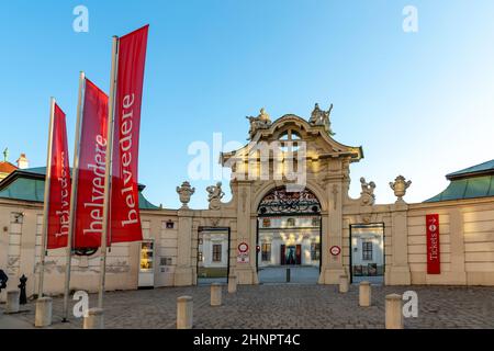 Barockschloss Belvedere ist ein historischer Gebäudekomplex in Wien, Österreich, bestehend aus zwei Barockpalästen mit Garten dazwischen Stockfoto