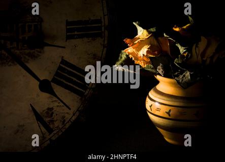 Getrocknete rose Bouquet mit Vintage Uhr angeordnet. Vorbeifahrenden Konzept. Stockfoto