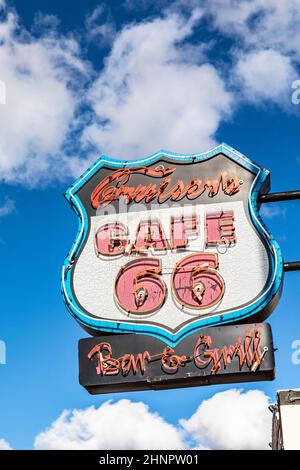 Route 66 Schild unter klarem blauen Himmel Stockfoto