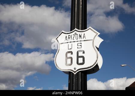 Route 66 Schild unter klarem blauen Himmel Stockfoto