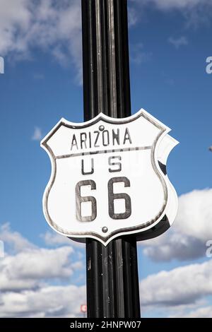 Route 66 Schild unter klarem blauen Himmel Stockfoto