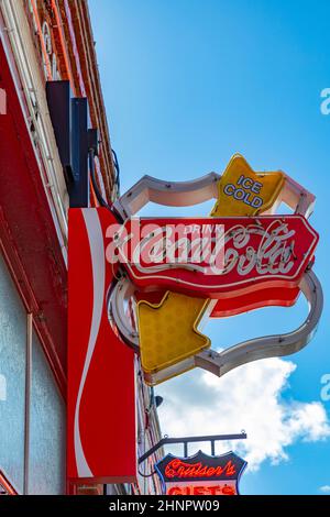 Altes Coca Cola-Schild an einem Restaurant an der historischen Route 66 Stockfoto