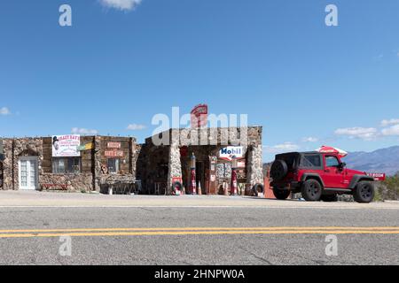 Alte historische Tankstelle an der Route 66 unter klarem blauen Himmel im Golden Valley Stockfoto