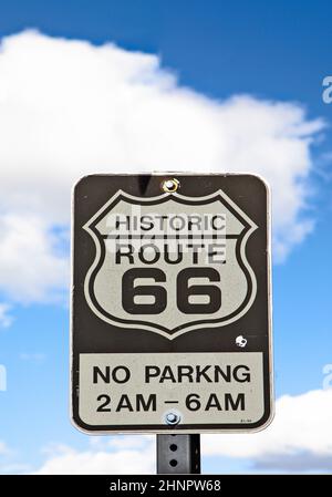 Route 66 Schild unter klarem blauen Himmel Stockfoto