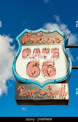 Route 66 Cafe Neonschild für eine Bar und Grill unter klarem blauen Himmel in Williams Stockfoto