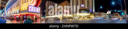 Beleuchtete Casinos in der Fremont Street in Las Vegas bei Nacht Stockfoto