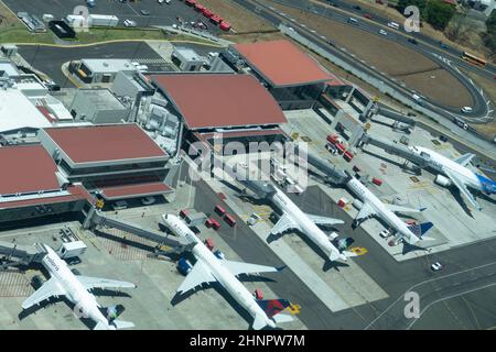 Luftaufnahme des internationalen Flughafens von San Jose in Costa Rica. Stockfoto