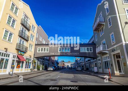 Monterey zieht seit dem späten 19th. Jahrhundert Künstler an, und viele berühmte Maler und Schriftsteller haben dort gelebt. Es ist jetzt ein wichtiges Kreuzfahrtziel. Stockfoto