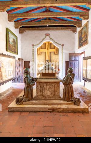 Grab des Prior bei der Carmel Mission San Carlos Borromeo in Carmel, USA. Papst Paul II. Verehrt die heilige maria in Karmel Stockfoto