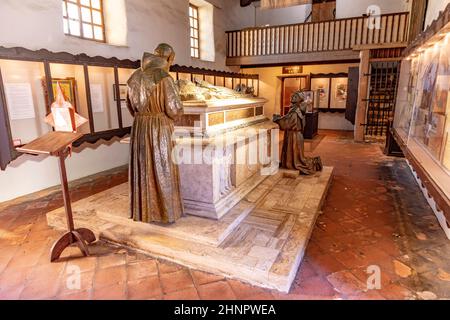 Grab des Prior bei der Carmel Mission San Carlos Borromeo in Carmel, USA. Papst Paul II. Verehrt die heilige maria in Karmel Stockfoto