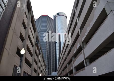 Der Hauptsitz von General Motors befindet sich im Renaissance Center und ein mehrstöckiges Parkhaus am Wasser in der Innenstadt von Detroit, Michigan, USA. Stockfoto