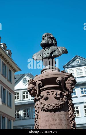 Neue Altstadt von Frankfurt am Main mit dem wiederaufgebauten, historischen Haus an der Flechte und dem Friedrich Stoltze Brunnen auf dem Hühnermarkt Stockfoto