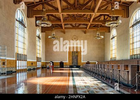 Innenansicht der Union Station in Los Angeles. Der Bahnhof ist der verkehrsreichste Bahnhof im Westen der Vereinigten Staaten Stockfoto