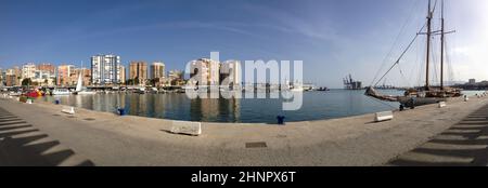 Hafen Küstenpanorama mit Segelschiff in der Stadt Malaga in Spanien Stockfoto