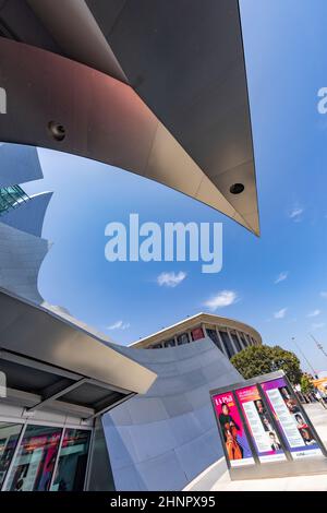 Die vom Architekten Frank Gehry entworfene Walt Disney Concert Hall beherbergt das Los Angeles Philharmonic Orchestra und den Los Angeles Master Chorale Stockfoto