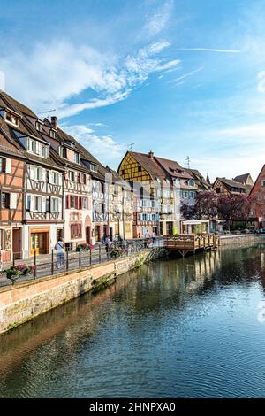 Farbenfrohe traditionelle französische Häuser am Ufer des Flusses Lauch in Petite Venise, Colmar Stockfoto