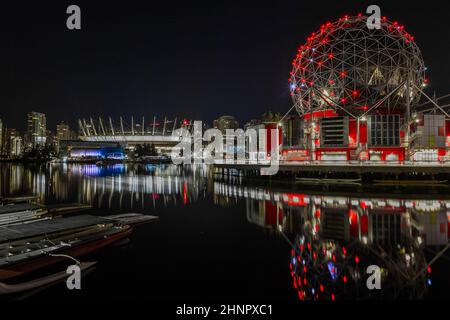 Blick auf die Science World bei Nacht. Museum in Vancouver, Kanada. Stockfoto