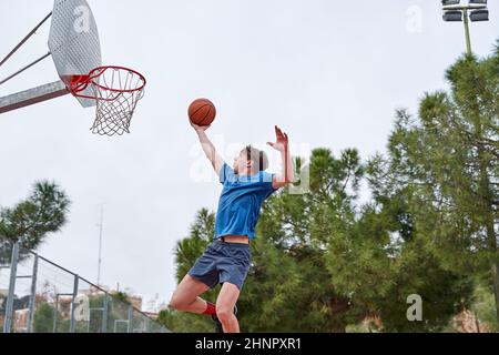 Basketballspieler macht einen Dunk Stockfoto
