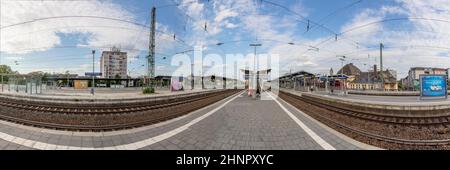 Menschen warten auf die Regionalzüge am Bahnhof Frankfurt-Hoechst in Deutschland Stockfoto