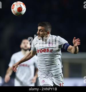 Bergamo, Italien. 17th. Februar 2022. Sokratis Papastathopoulos (Olympiakos FC) Header während Atalanta BC vs Olympiakos, Fußball Europa League Spiel in Bergamo, Italien, Februar 17 2022 Quelle: Independent Photo Agency/Alamy Live News Stockfoto