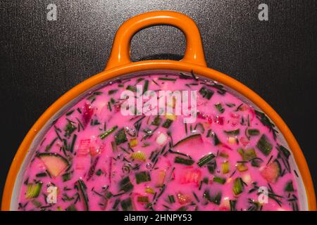 Kalte Rübensuppe aus nächster Nähe. Gemüsesuppe mit Rote Beete und Grünpflanzen Stockfoto