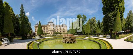 Residenz mit Blumengarten in Würzburg Stockfoto