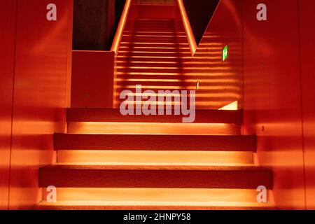 Vorderansicht der schönen orange beleuchteten bemerkenswerten Treppe befindet sich am Eingang des Ruhrmuseums in Zeche Zollverein, Zeche Zollverein Kohlemine Industrial Complex. Stockfoto