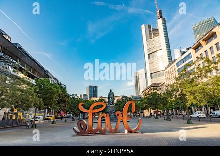 Blick auf die Skyline von Frankfurt mit dem berühmten Wolkenkratzer, der von den wichtigsten europäischen Banken gebaut wurde, und der Skulptur Love of Mia Florentine Stockfoto