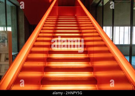 Vorderansicht der schönen orange beleuchteten bemerkenswerten Treppe befindet sich am Eingang des Ruhrmuseums in Zeche Zollverein, Zeche Zollverein Kohlemine Industrial Complex. Stockfoto