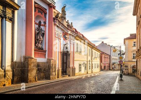 Straße mit der Kirche des heiligen Johannes von Nepomuk in Kutna Hora, Tschechien, Europa. Stockfoto