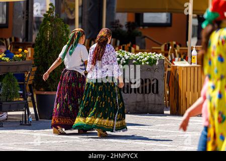 Zigeunerfrauen auf den Straßen von Brasov in Rumänien Stockfoto