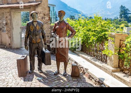 Statue von Touristen im Stil der 60s im Touriseum im Schloss Trauttmansdorff, Südtirol, Italien Stockfoto