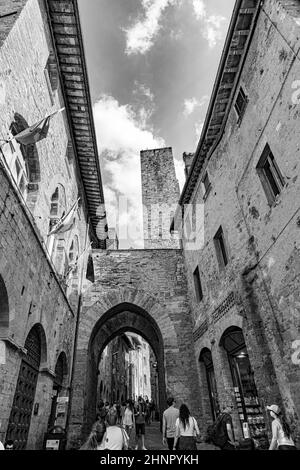 Alte medeival Platz und Türme in der typischen toskanischen Stadt San Gimignano, beliebtes Touristenziel. Die Stadt wurde auch als mittelalterliches Manhattan bezeichnet, weil dort Wohntürme zu finden waren. Stockfoto