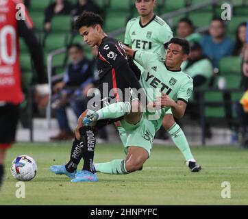 Austin, Texas, USA. 16th. Februar 2022. Der Austin FC Mittelfeldspieler OWEN WOLFF (33) fordert während eines Club-Freundschaftsspiels zwischen dem Austin FC und dem Atlas FC den Besitz. (Bild: © Scott Coleman/ZUMA Press Wire) Stockfoto