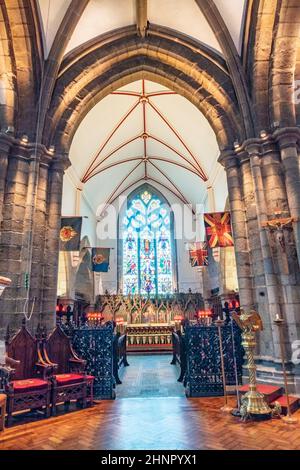 Altar mit Glasmalereien, auf denen verschiedene biblische Figuren in der Stadtkirche abgebildet sind Stockfoto