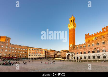 Palazzo Publico und Piazza del Campo in Siena. Das historische Zentrum von Siena ist ein UNESCO-Weltkulturerbe. Stockfoto