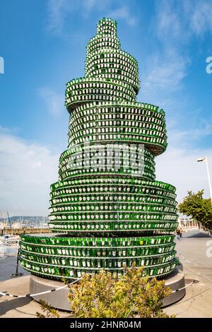 Denkmal aus Apfelweinflaschen in Gijon, Spanien Stockfoto