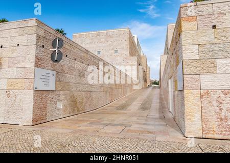 Gebäude des Centro Cultural de Belem (Kulturzentrum Belem), einschließlich des Berardo-Sammlungsmuseums (Museu Colecao Berardo) in Belem, Lissabon, Portugal, an einem sonnigen Tag Stockfoto