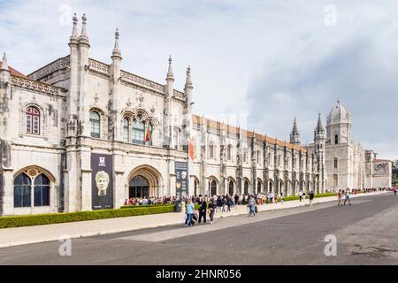 Menschenmenge am Eingang des Hieronymiten-Klosters oder Mosteiro dos Jeronimos. Das Kloster ist eine der Hauptattraktionen der Stadt - UNESCO-Weltkulturerbe Stockfoto