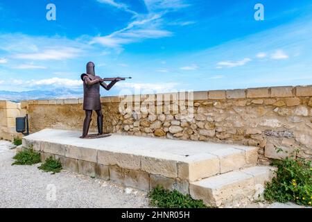 Metallskulptur eines Kriegers in der Burg Santa Barbara in Alicante Stockfoto