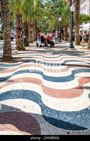 Schöne Allee mit Palmen - Explanada de Espana. Alicante. Spanien Stockfoto