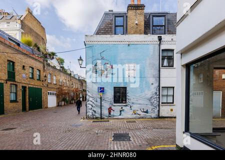 Wandgemälde einer Skiszene und eines Sessellifts an der Kreuzung von Kendrick Mews und Reece Mews in South Kensington, London SW7, traditionelle viktorianische Häuser Stockfoto