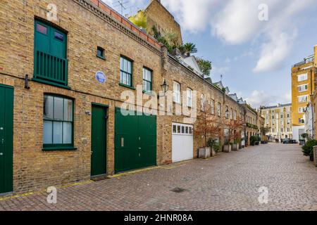 Gepflasterte Straßen und viktorianische Häuser in Reece Mews in South Kensington, London SW7, ehemaliges Atelier und Heim des Malers Francis Bacon mit blauer Plakette Stockfoto