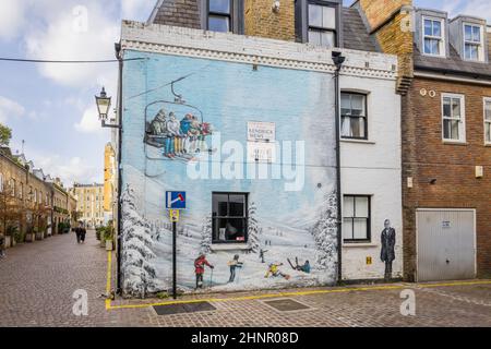 Wandbild einer Skiszene und eines Sessellifts sowie Francis Bacon-Portrait an der Kreuzung von Kendrick Mews und Reece Mews in South Kensington, London SW7 Stockfoto