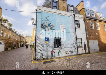 Wandbild einer Skiszene und eines Sessellifts sowie Francis Bacon-Portrait an der Kreuzung von Kendrick Mews und Reece Mews in South Kensington, London SW7 Stockfoto