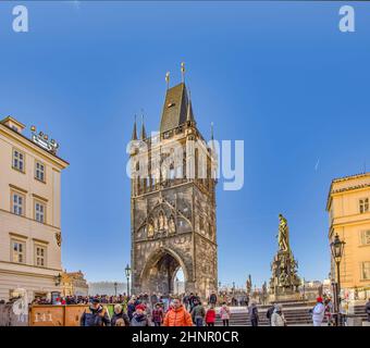 Menschen auf der Karlsbrücke in Prag, Tschechische Republik.die Karlsbrücke ist eine berühmte historische Brücke, die die Moldau überquert. Menschen, die auf der Karlsbrücke spazieren Stockfoto