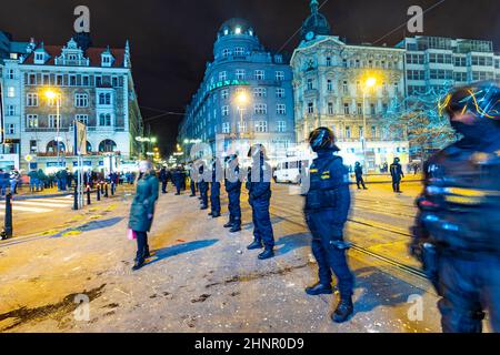 Die Polizei achtet darauf, dass sie bei der silvesterparty in Prag wegen betrunkener Menschen nicht in die Straßenbahnschienen eindringt Stockfoto